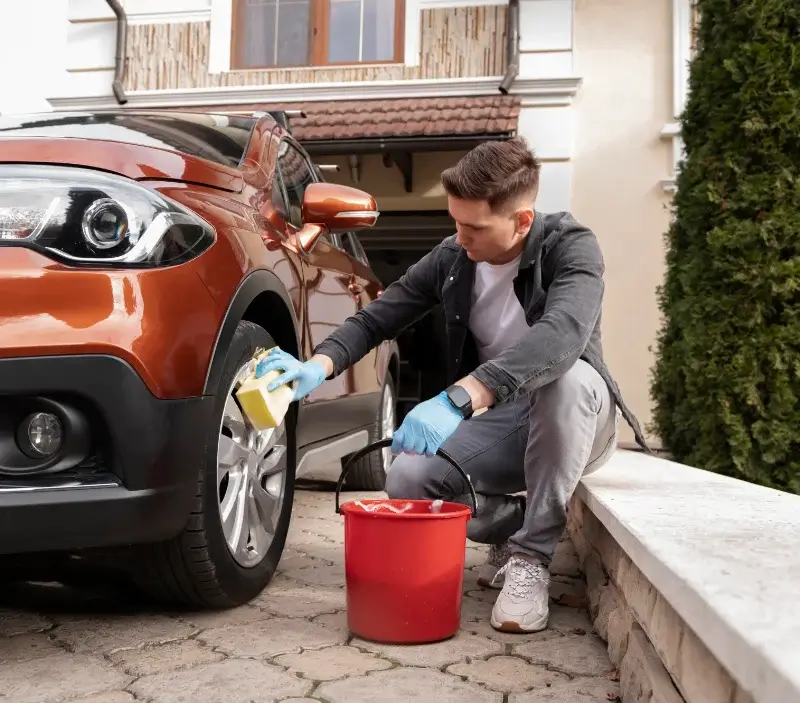 Lavage auto à domicile Levaré : professionnel intervenant sur un véhicule
